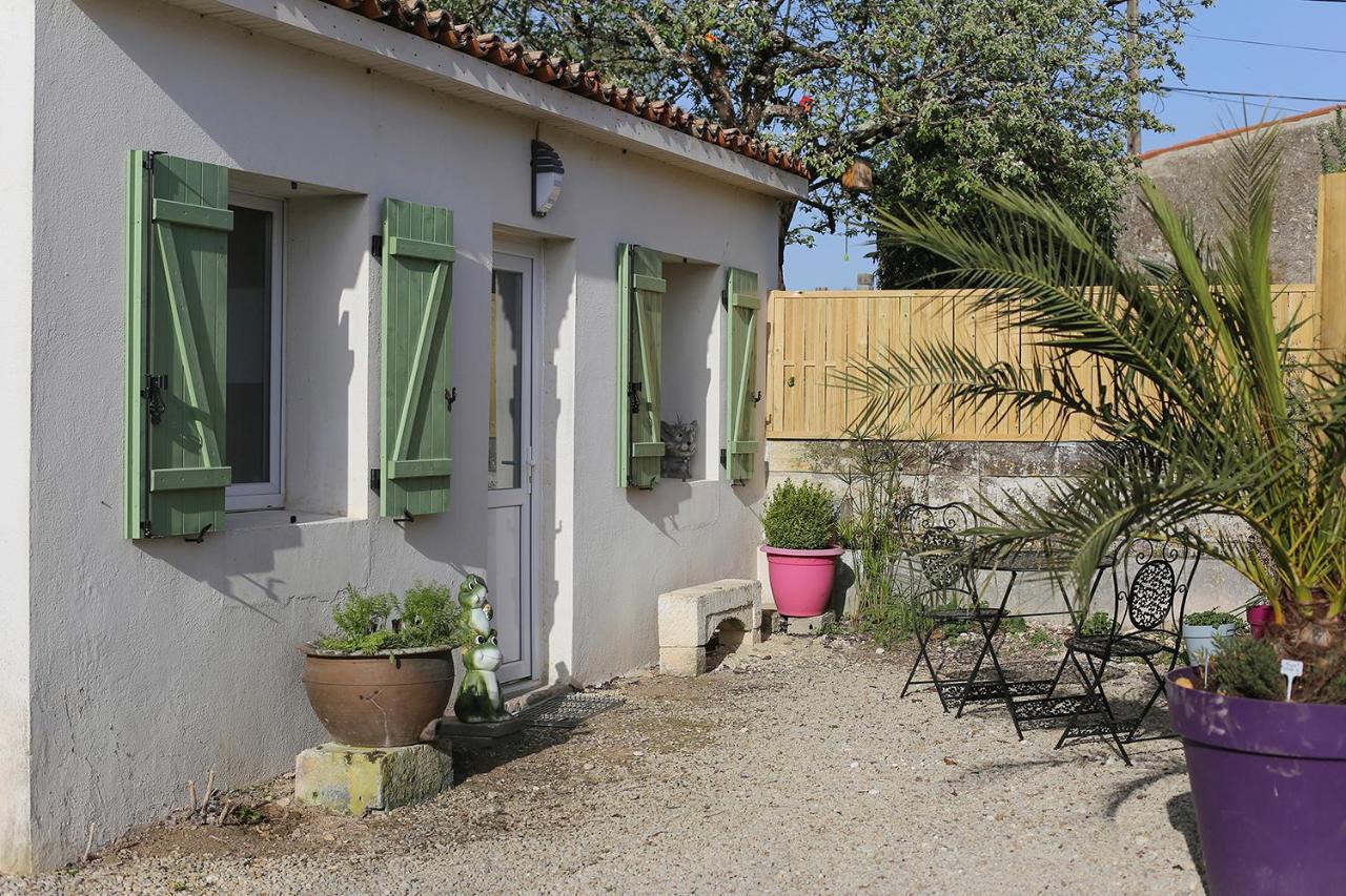 Le Gite Vert Saint-Germain-de-Lusignan Exterior photo
